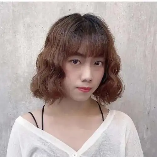 而且波浪整齐,凹凸分明,就像水中的波纹一般,所以被称为水波纹发型