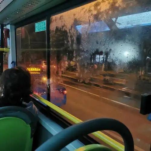 冬季晚高峰的公交车06