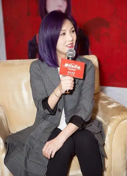 杨千嬅携春娇走进南京校园成大学生恋爱顾问