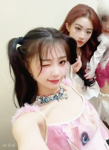 虞书欣,喻言,许佳琪,孔雪儿自拍合照#虞书欣the9合照库存