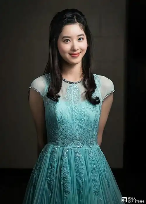 连衣裙还别说真的好考验人,哪怕一直以来都是以气质出名的章泽天还是