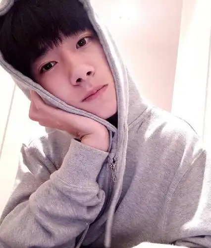 易烊千玺晒儿时旧照头戴足球图案帽子坐在漏气的足球上太萌了