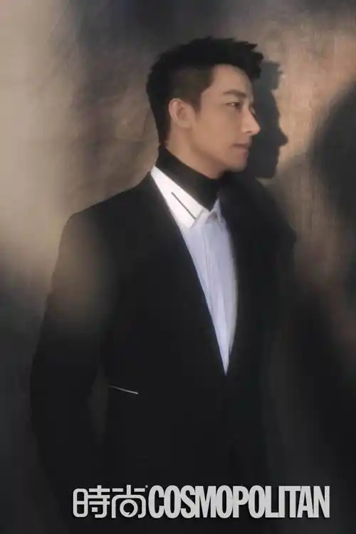 精致男神黄轩完美侧颜杀演绎纯粹与柔情