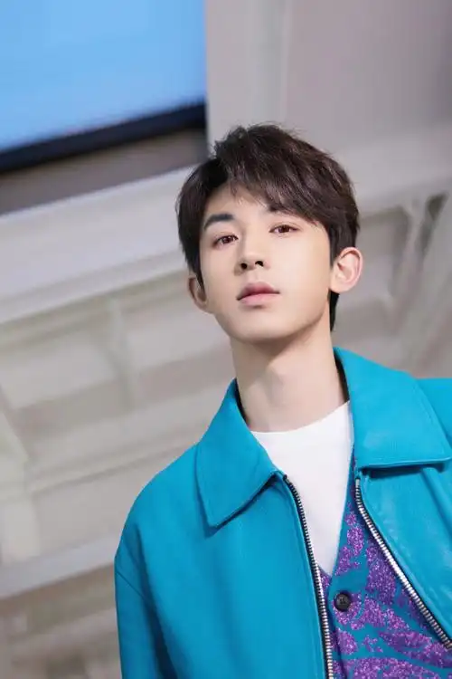 郭俊辰突如其来的自拍##郭俊辰晒自拍三宫格