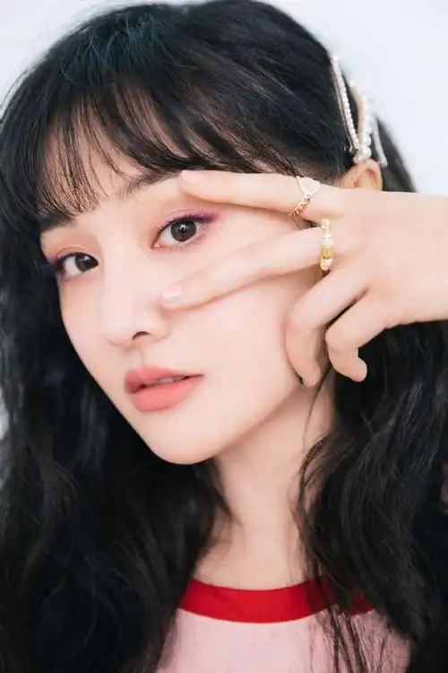 简介:郑爽清爽甜美春日大片写真图片,分享一组郑爽图片给大家,图中的