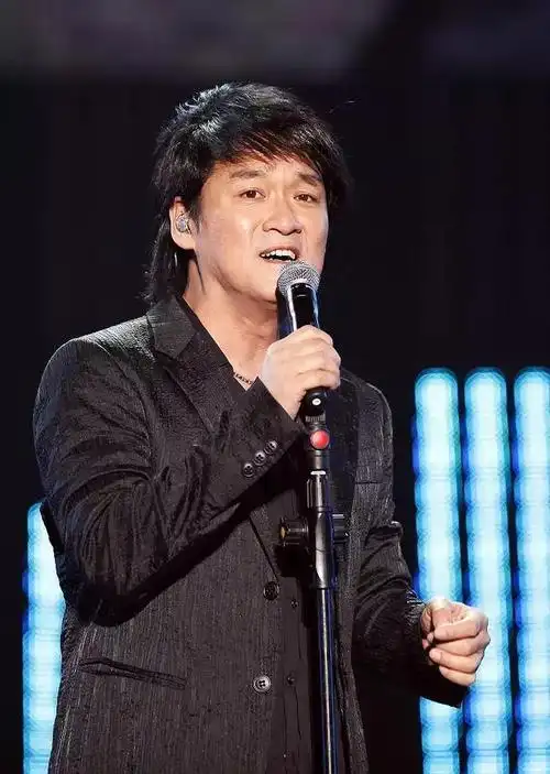 因为他曾经有他的时代,中国大陆很多歌手都翻唱过齐秦的歌曲,崇拜齐秦