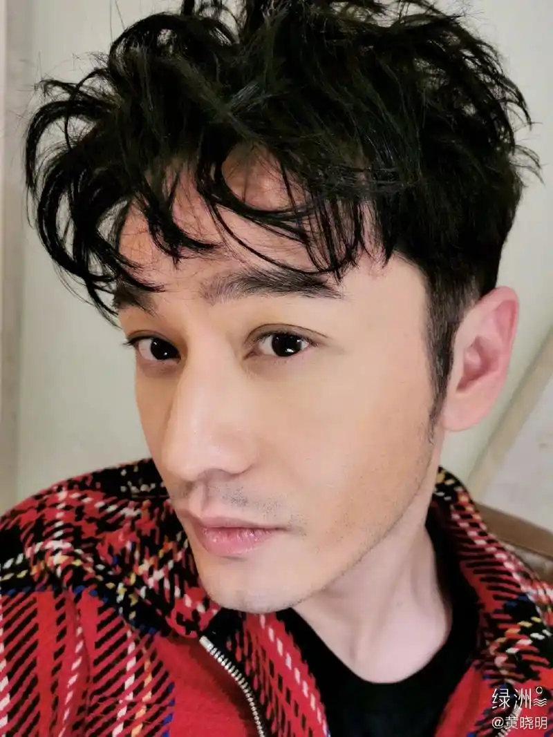 教主瘦了!黄晓明久违晒自拍 顶"小卷毛"露尖下巴