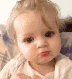 萌娃可爱飞吻搞笑gif动图_动态图_表情包下载_soogif