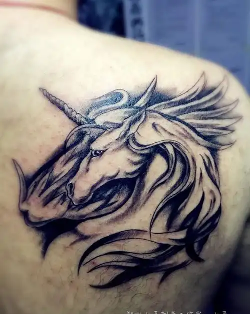 独角兽纹身图片_成品背部纹身图案