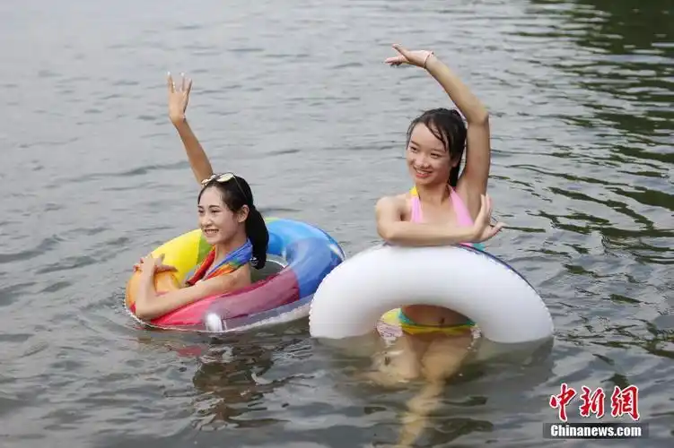 湖南永州选秀佳丽着泳装秀一字马