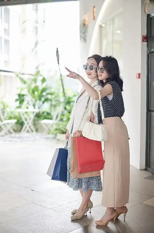 漂亮女生双人逛街购物人物摄影图照片