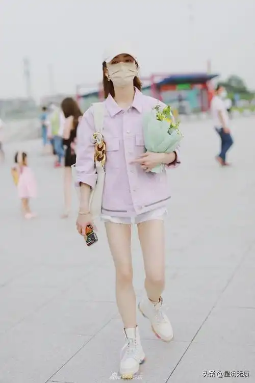 吴谨言白色棒球帽搭粉色衬衫短裤清爽怡人甜美可爱