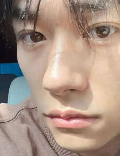 易烊千玺晒四张自拍仅有一张露全脸却还是引起粉丝一片尖叫