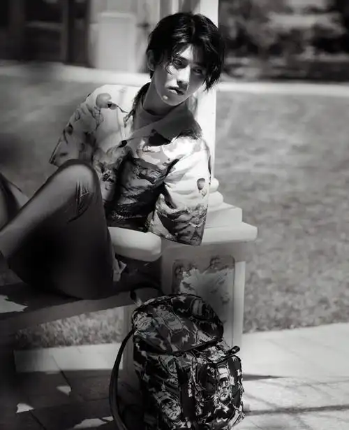 酷酷的花衬衫boy  #蔡徐坤范思哲全球品牌代言人