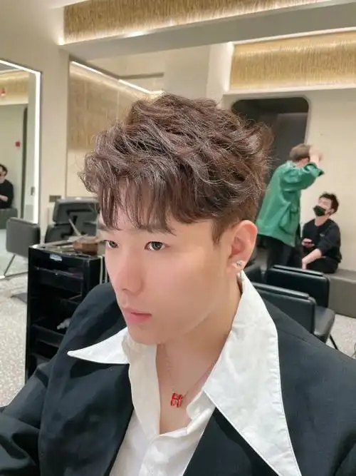 波浪卷发型图中长发男