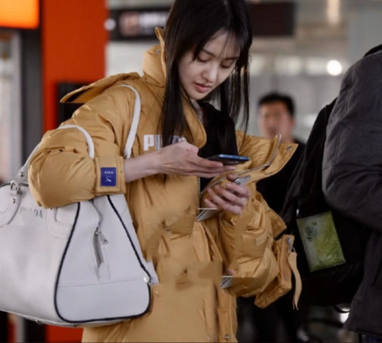 郑爽素颜现身痘印疤痕明显,"巫妖鼻"太瞩目,网友:可以当"凶器"了吧!