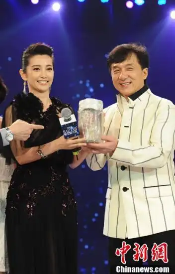 李冰冰否认被成龙慈善夜掐腰揩油(图)