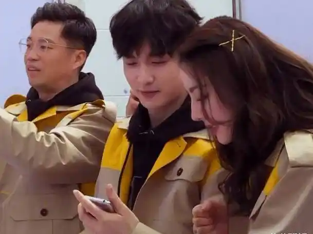 住开始想象,想必没有一个男孩子,能够抵挡得住迪丽热巴她崇拜的目光吧