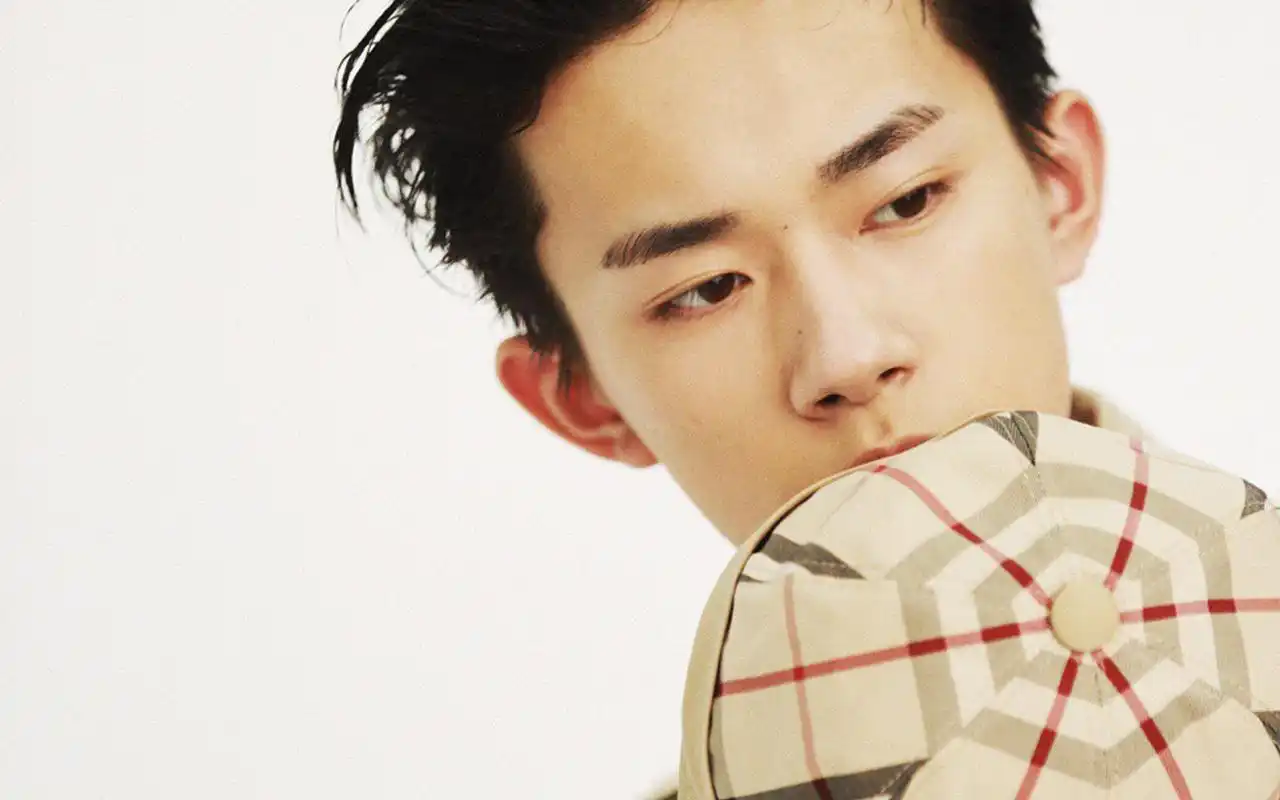 易烊千玺时尚写真高清电脑桌面壁纸