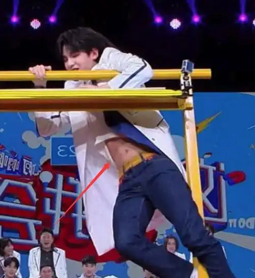 黄明昊挡住的腹肌原图被疯传一夜间圈粉一千万迷妹