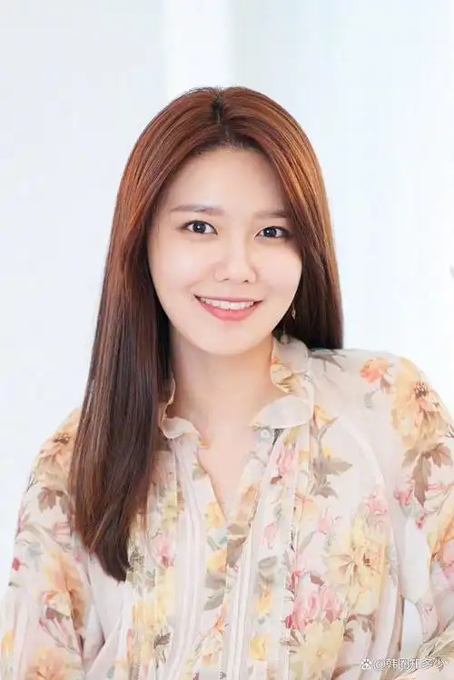 日前,少女时代的成员崔秀英为某时尚杂志拍摄了一组