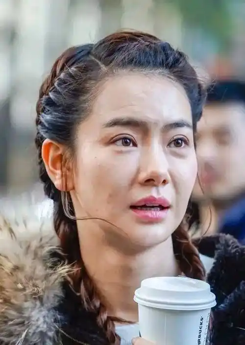 最真实的戚薇照片,这张真的显老了,满脸的疙瘩,连脖子上的纹路都非常