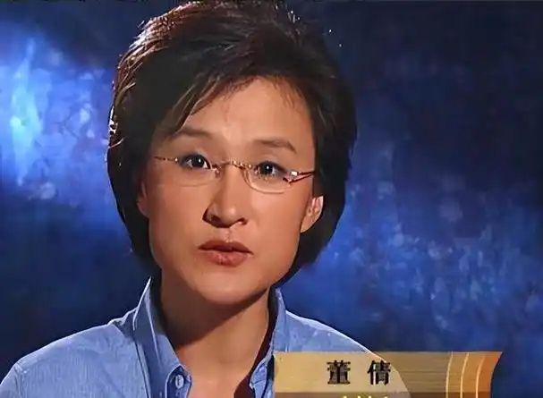 很多观众都记得央视有一位戴眼镜女记者董倩,她采访起来,犀利直接深入