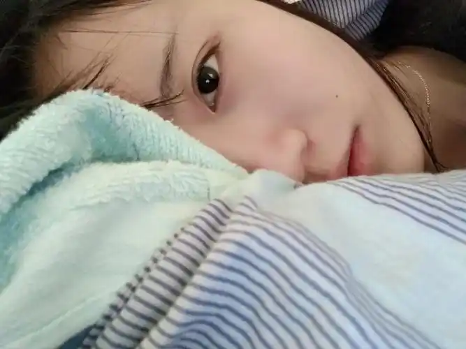 女朋友睡得懵懵醒素颜的样子,体验就是心底都化了 (-ι_-)替男朋友