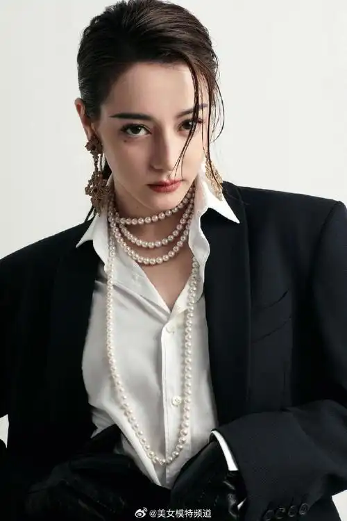 迪丽热巴最新写真酷飒有型 黑色西装搭配复古项链果敢热烈
