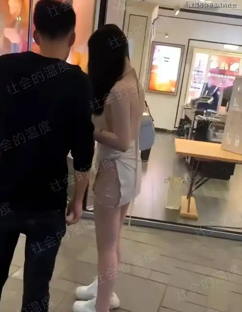 女子清凉装扮引人注目,颈部缠着一根绳子,这种审美不太容易接受_衣服_