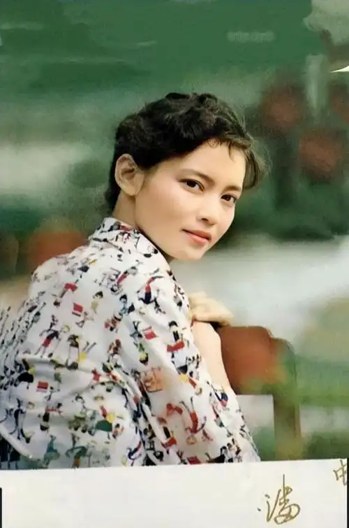 年轻时的潘虹美得独特,穿风衣配凉鞋时髦不羁,空气感短发太飒爽