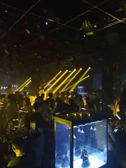 厦门最嗨的一个酒吧,人也很多气氛很好,每天都有节目.散台基本是假酒.