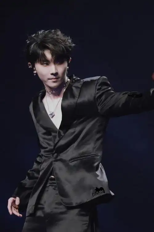 马嘉祺爱心露背拖尾礼服##时代少年团今天换妆造了