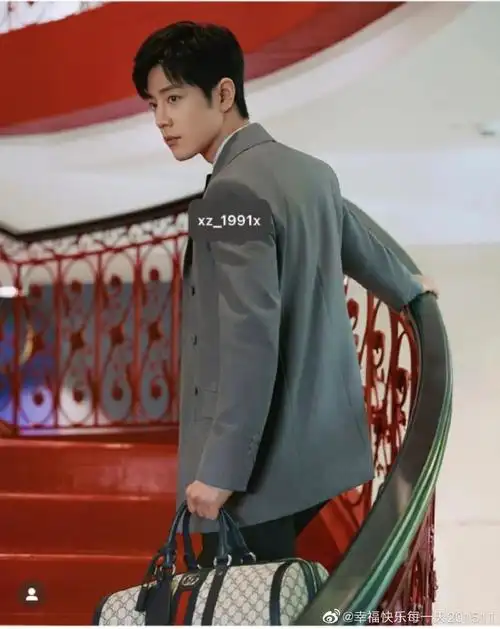 人#今天抽时间去取了肖战同款旅行包,这款是我看@gucci4月21日发的,我