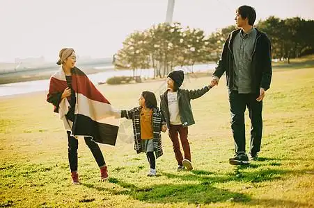 一家四口户外散步图片素材