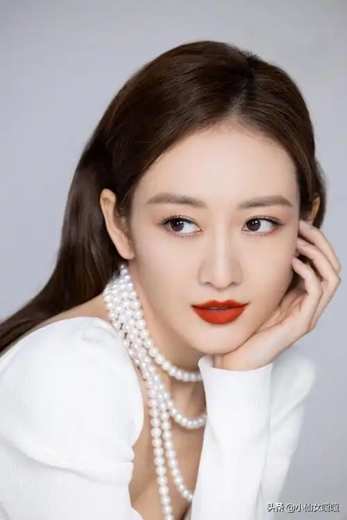 王鸥还是适合御姐风衬衫配蕾丝吊带大胆不系扣还挺时髦