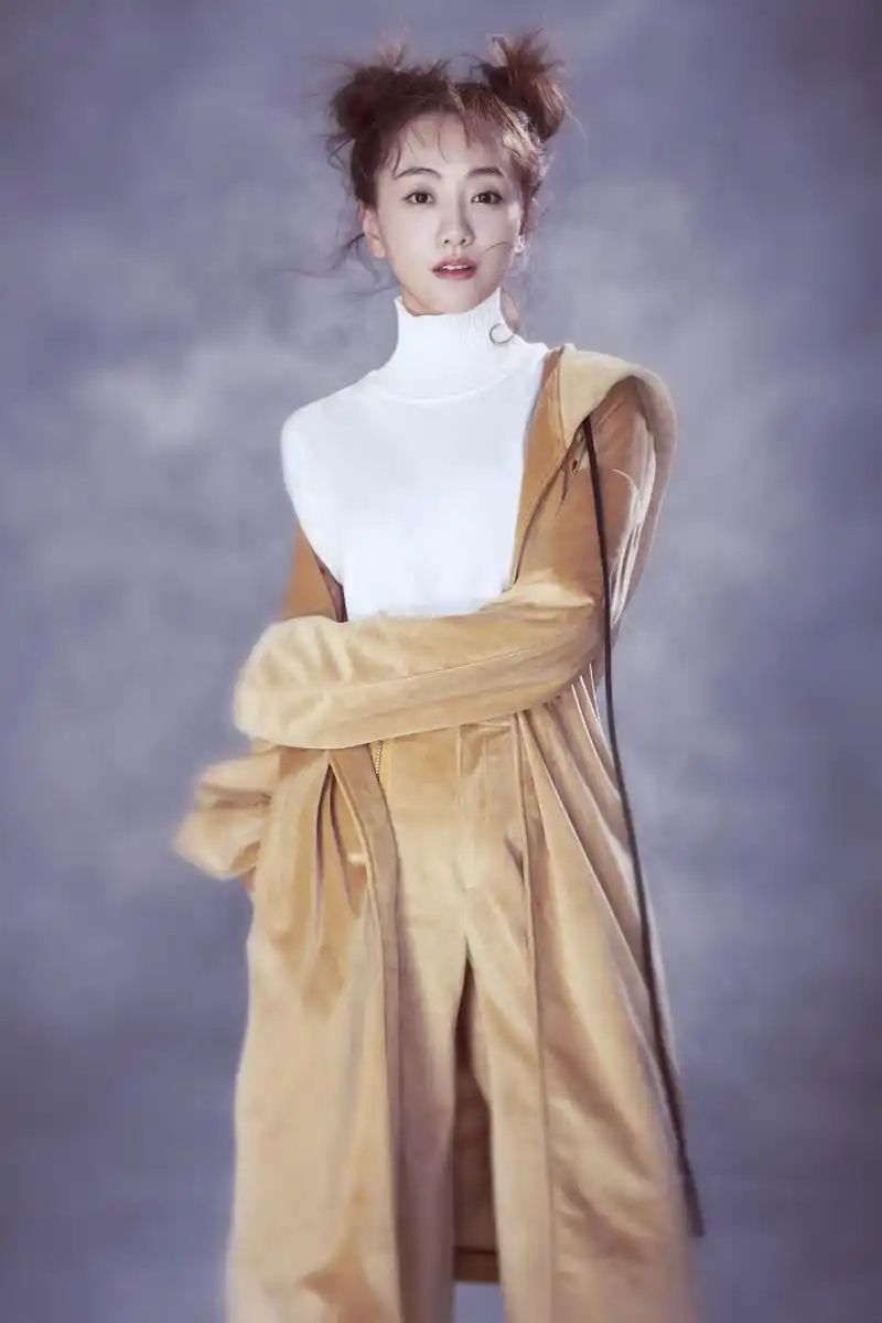 把演员当副业的杨蓉,白色抹胸礼裙出席活动,气质高贵又优雅