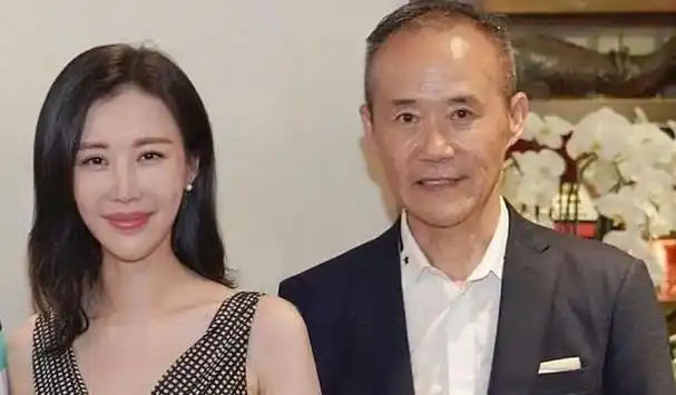 我们一家4个兄弟回家过年没一个媒人肯上门母亲长得帅也没用