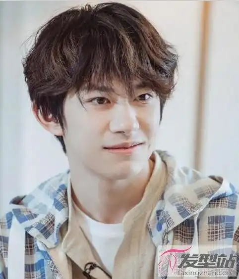 男生头发微卷适合什么发型 时尚烫发显发量又帅气