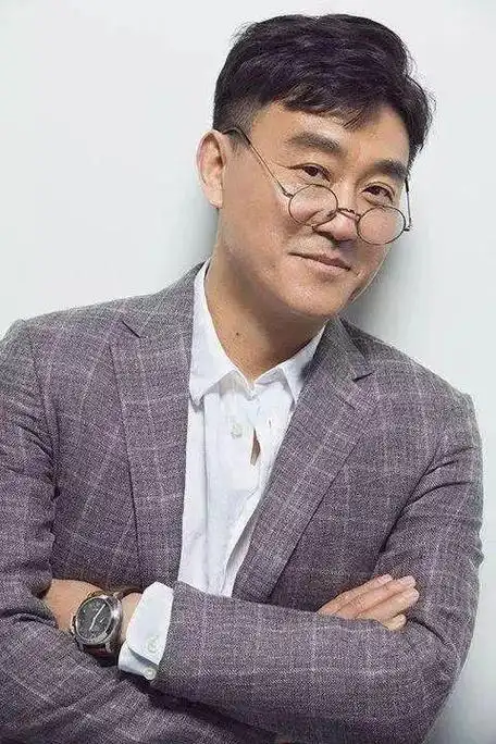 演员何冰:专注演艺出道20多年零绯闻,看看妻子是谁就懂了