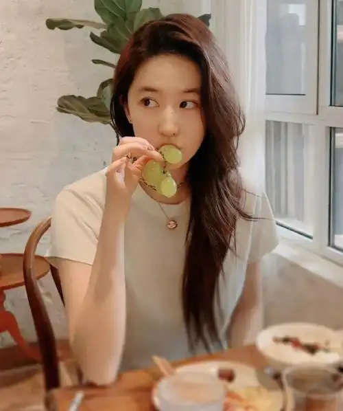 36岁刘亦菲近照曝光!素颜出镜惊艳,活泼感似少女,网友纷纷点赞