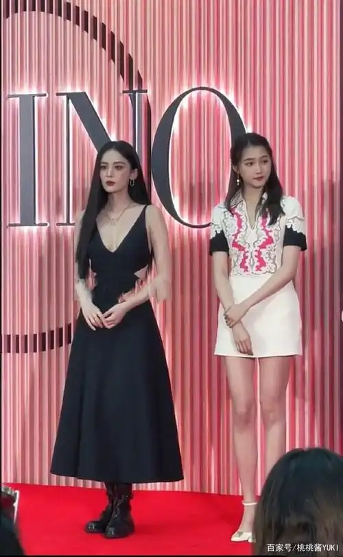 古力娜扎,关晓彤罕见同台亮相,输了身高年龄却赢了气质,真养眼