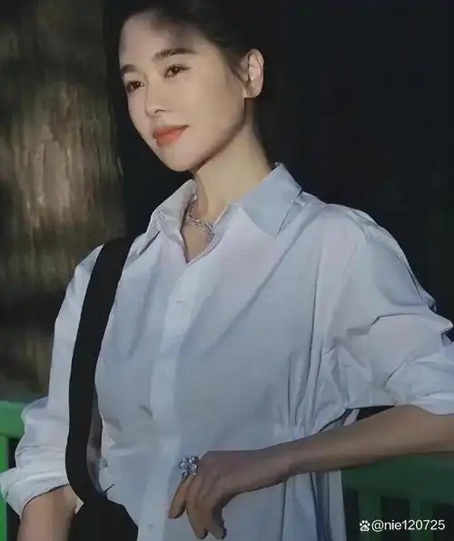 风流成性的左小青绯闻一直不断现在仍靠身材吸睛