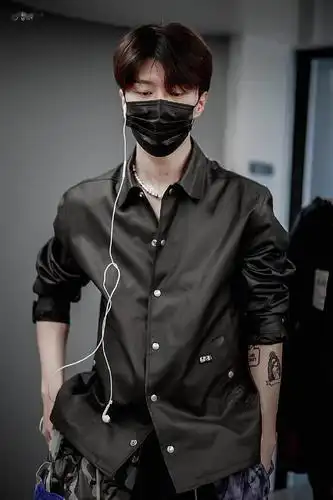 范丞丞飞哈尔滨是做回丞哥了吧纹身大佬出行的气场无法忽视