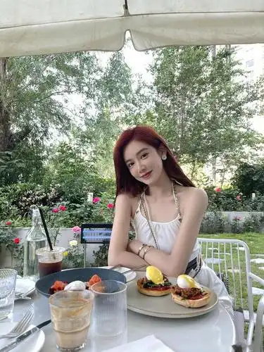 漂亮女主播!库里铁粉小七和詹姆斯铁粉美娜对比,小七更胜一筹