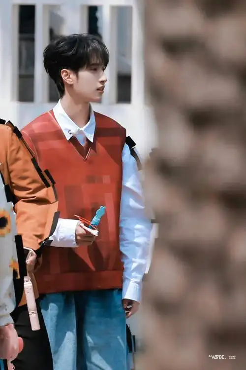 造型#严浩翔今日《极限挑战》录制饭拍红色马甲牛仔裤造型元气满满!