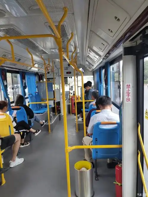 还没到下班高峰期,公交车人不多