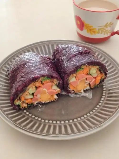 今日早餐:咸蛋黄紫米饭团97,咖啡#早餐吃什么  #自制饭团