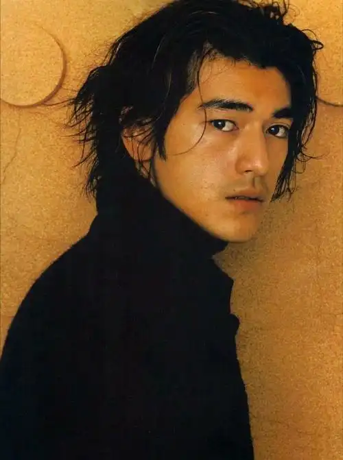 金城武脸孔好硬朗