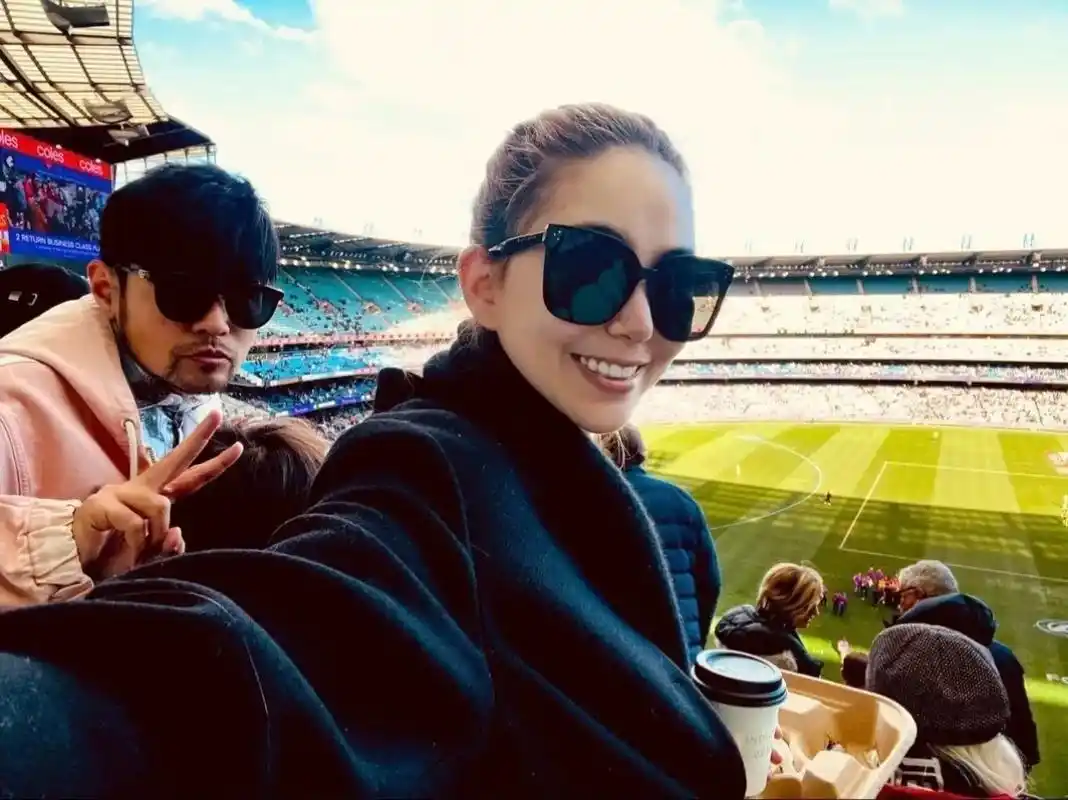 周杰伦 #昆凌 周杰伦昆凌看球晒合照#最新更新 - 抖音